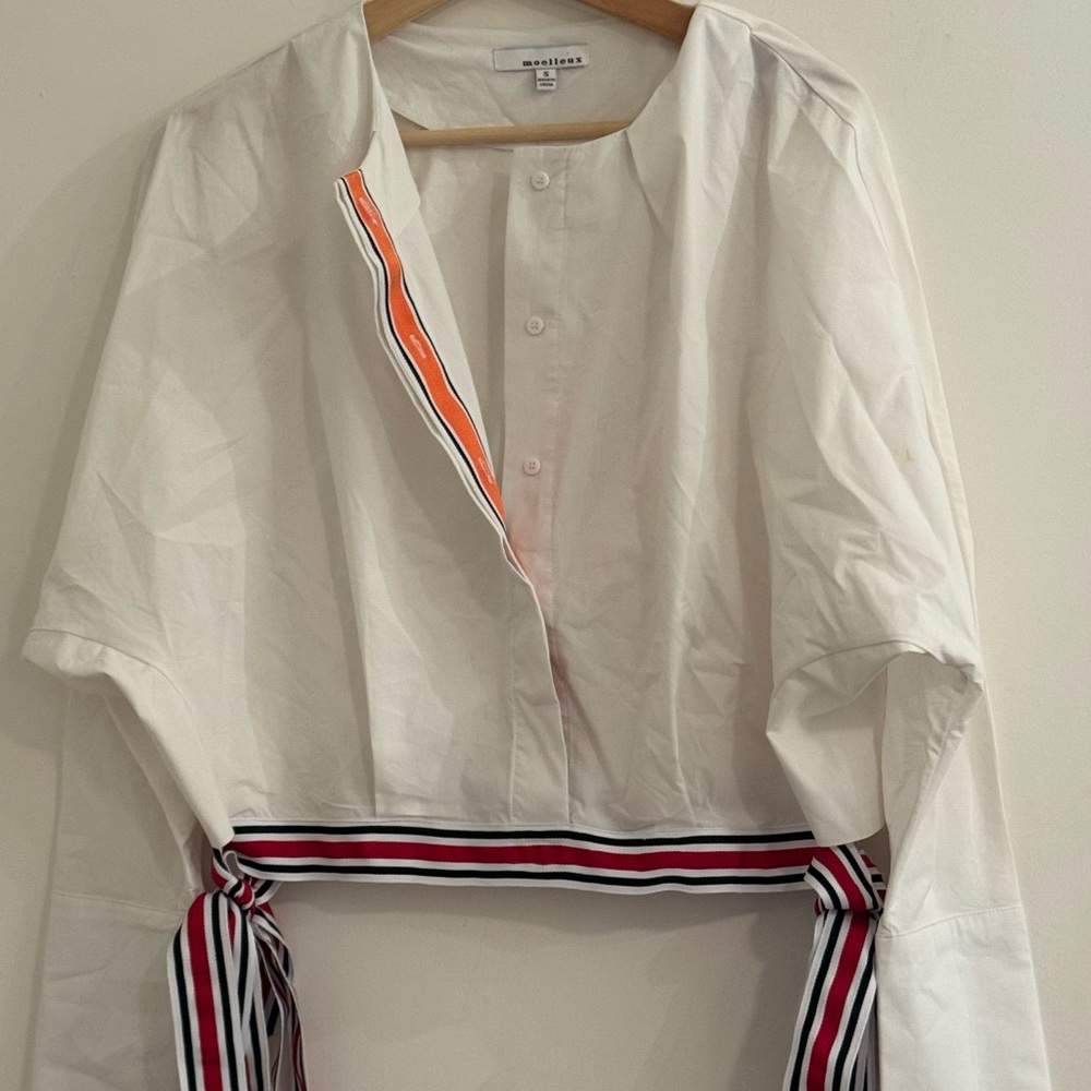 Moelleux white top Size S. NWOT. Slightly cropped. Ribbon detail